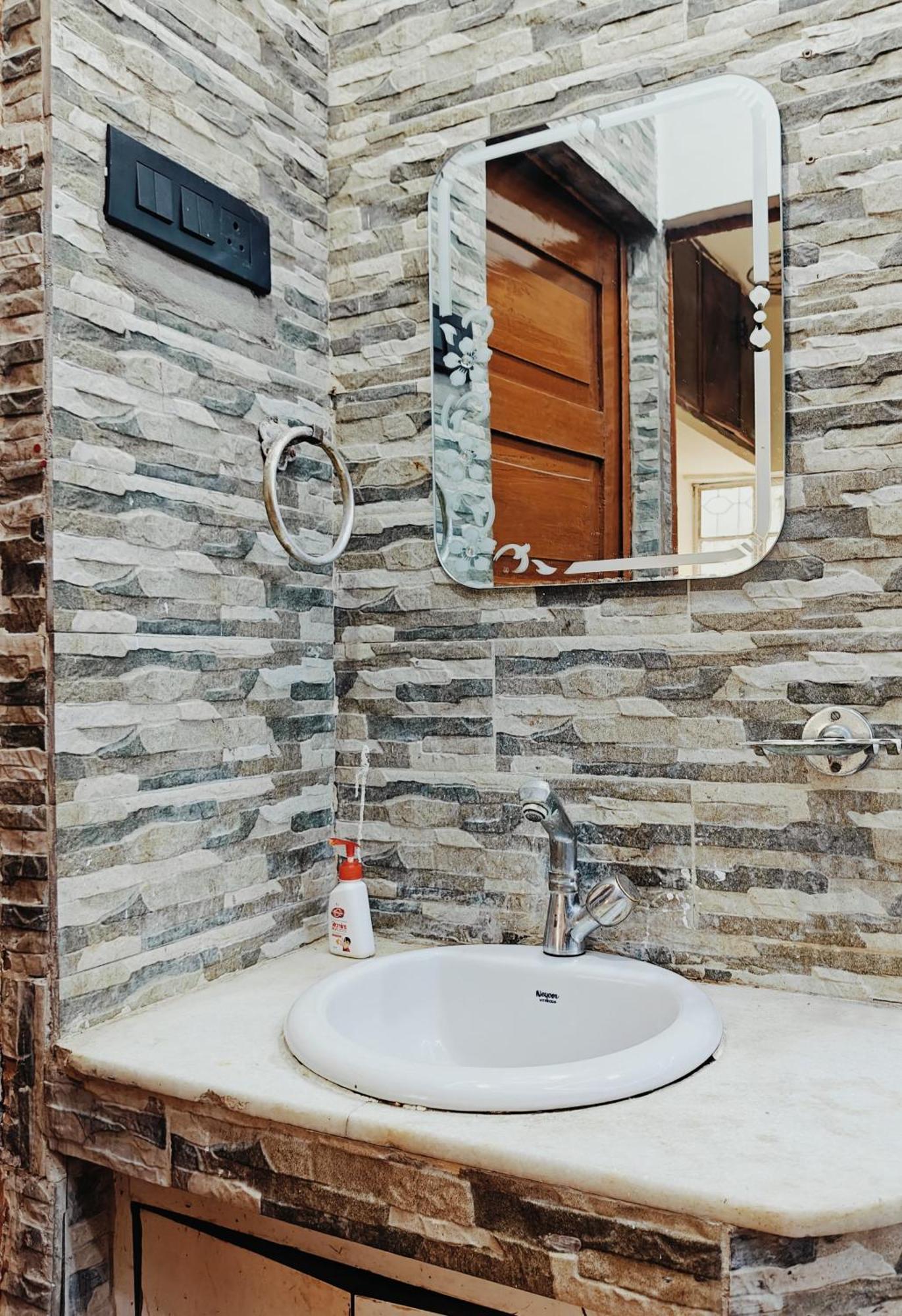 Kiara Home Stays Varanasi Bagian luar foto